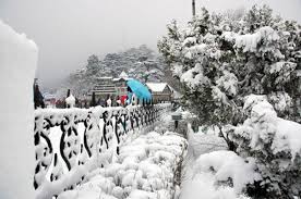 Nearby hills of Manali get snow
